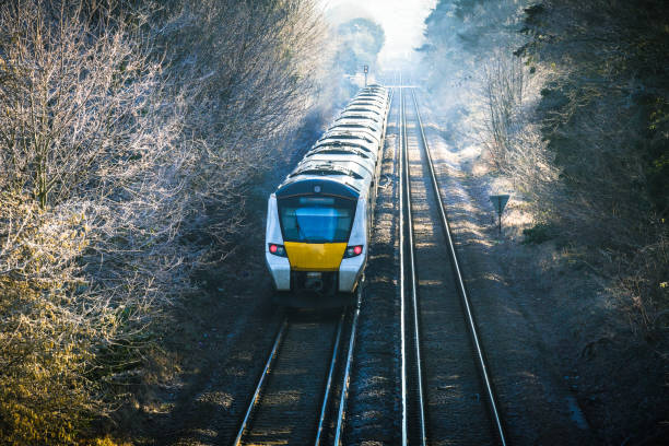 vista ad alto angolo del treno pendolare nel sud-est dell'inghilterra, regno unito - southeast england foto e immagini stock