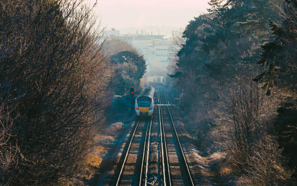 vista ad alto angolo del treno pendolare nel sud-est dell'inghilterra, regno unito - southeast england foto e immagini stock