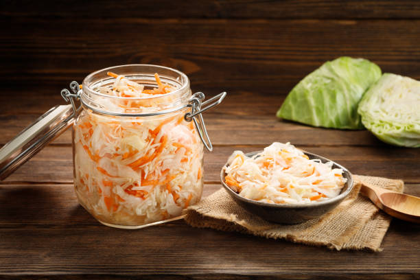 新鮮なキャベツのピクルス - ニンジンとザワークラウト。 - sauerkraut salad coleslaw cabbage ストックフォトと画像