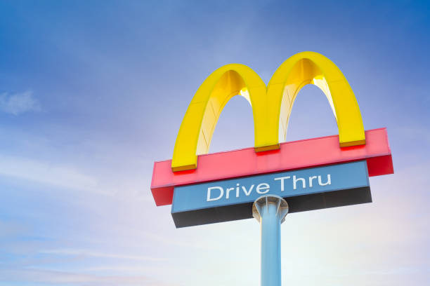 mcdonald's drive thru sign post mcdonald крупнейшая сеть ресторанов быстрого питания из америки популярна в гамбургере картофель фри. 3 января 2023.бангкок, таи - bangkok mcdonalds fast food restaurant asia стоковые фото и изображения