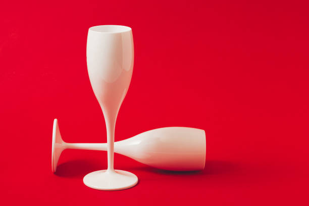 duas taças de champanhe brancas em uma celebração de conceito vermelho, dia dos namorados, aniversário - champagne pink bubble valentines day - fotografias e filmes do acervo