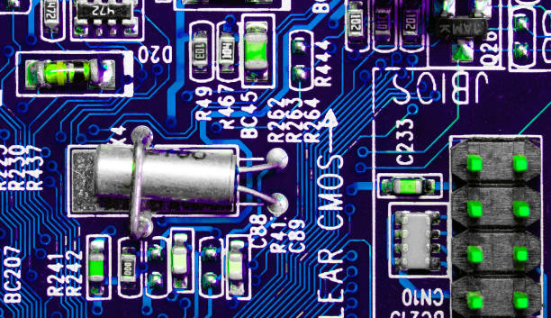 close-up de componentes e microchips na placa do circuito de pc - circuit board connection block computer mother board - fotografias e filmes do acervo