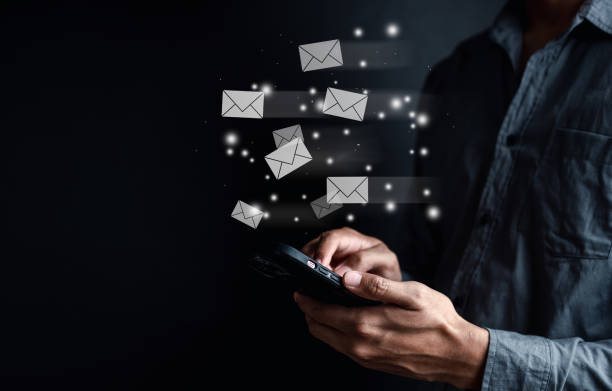 Businessman sending email by smartphone to receiver, business contact and communication, email icon, email marketing concept, send e-mail or newsletter, online working internet network. hombre de negocios que envía correo electrónico por teléfono inteligente al receptor, contacto comercial y comunicación, icono de correo electrónico, concepto de marketing por correo electrónico, enviar correo electrónico o boletín informativo, red