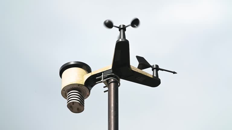 Automatic meteorological station with meteorological instrument for measuring solar radiation, for measuring wind speed and direction, rainfall, temperature, atmospheric pressure, UV radiation and relative humidity.