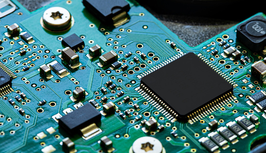 Macro Primer plano de componentes y microchips en la placa de circuito de PC photo