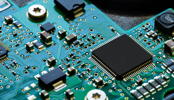 macro close-up de componentes e microchips na placa do circuito de pc - circuit board computer chip mother board electrical component - fotografias e filmes do acervo