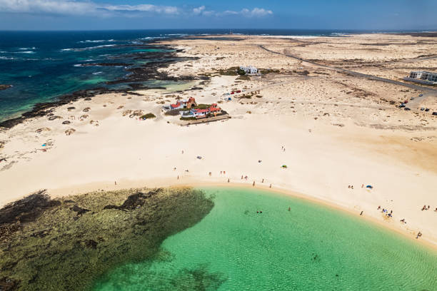aerial view of playa de la concha, el cotillo, fuerteventura, canary islands, spain. - el cotillo imagens e fotografias de stock