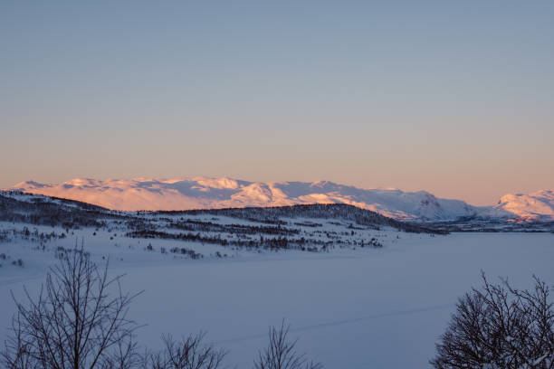 テレマルクの冬の風景 - telemark skiing ストックフォトと画像