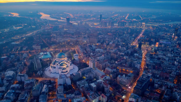 vista de são sava, igreja ortodoxa em belgrado, sérvia. - belgrade churches - fotografias e filmes do acervo