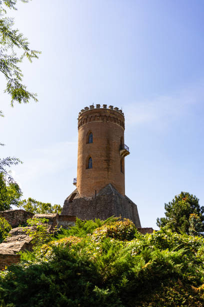 a torre chindia ou turnul chindiei é uma torre na corte real de targoviste localizada no centro de targoviste, romênia. - tirgoviste - fotografias e filmes do acervo