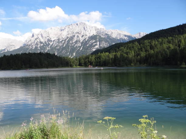 lautersee bei mittenwald, germania, baviera, alta baviera - lautersee lake foto e immagini stock