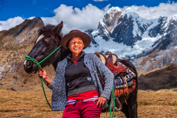 페루 안데스산맥에서 말을 타고 있는 어린 소녀 - mountain peru cordillera blanca mountain range 뉴스 사진 이미지