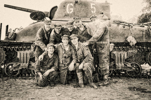 załoga czołgu m4 sherman z ii wojny światowej w dniu d - omaha beach zdjęcia i obrazy z banku zdjęć