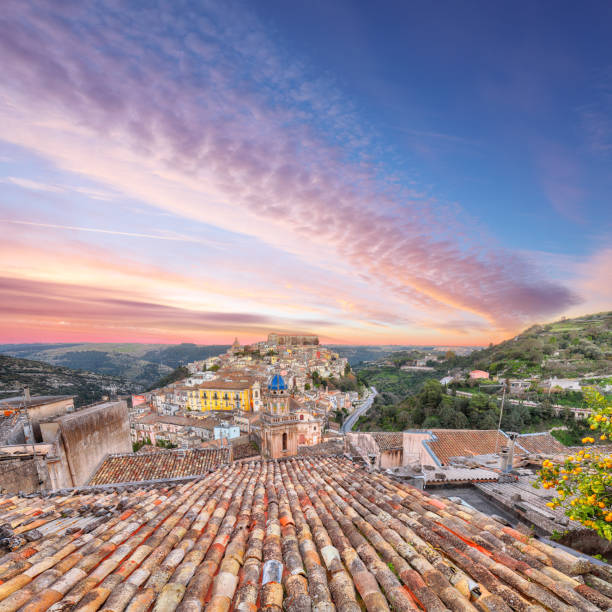 nascer do sol na antiga cidade barroca de ragusa ibla, na sicília. - italy panoramic town square skyline - fotografias e filmes do acervo
