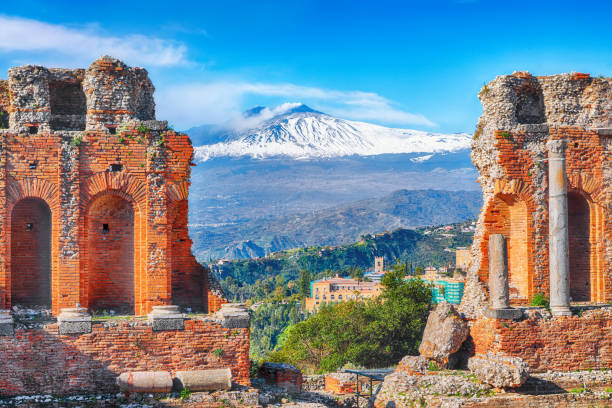 ซากปรักหักพังของ��โรงละครกรีกโบราณใน taormina และภูเขาไฟ etna ใน backgroun - taormina ภาพสต็อก ภาพถ่ายและรูปภาพปลอดค่าลิขสิทธิ์