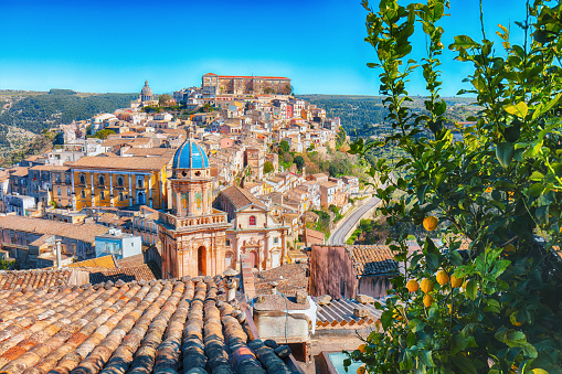 Amanecer en la antigua ciudad barroca de Ragusa Ibla en Sicilia. photo