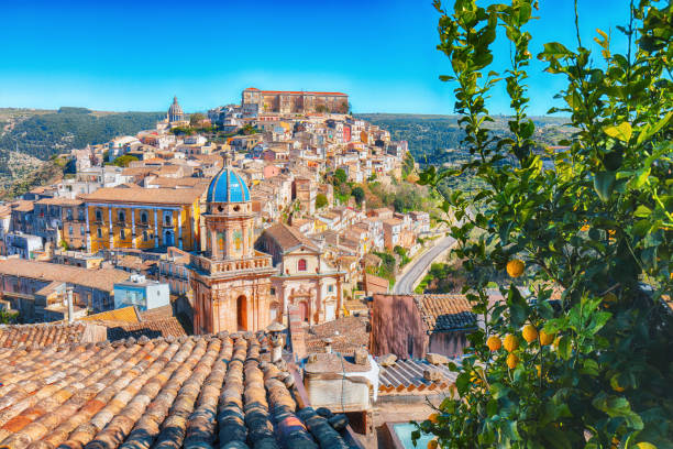 lever de soleil dans la vieille ville baroque de ragusa ibla en sicile. - sicily photos et images de collection