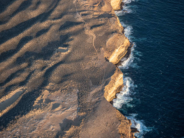 widok z lotu ptaka na skaliste wybrzeże - rugged coastline zdjęcia i obrazy z banku zdjęć