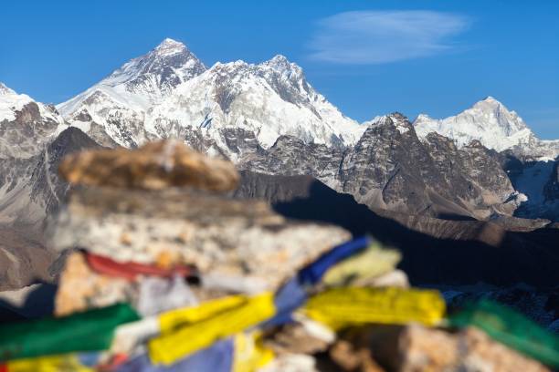 montes everest lhotse makalu con banderas de oración budistas - renjo la fotografías e imágenes de stock