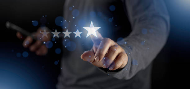 Satisfaction close up on customer man hand pressing on screen with five star rating feedback icon and press level excellent rank for giving best score point to review the service concept satisfacción de cerca en la mano del hombre del cliente presionando en la pantalla con un icono de retroalimentación de calificación de cinco estrellas y un excelente rango de nivel de prensa para dar el mejor punto de puntuación para revisar el concep