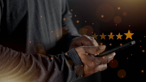 Satisfaction close up on customer man hand pressing on screen with five star rating feedback icon and press level excellent rank for giving best score point to review the service concept satisfacción de cerca en la mano del hombre del cliente presionando en la pantalla con un icono de retroalimentación de calificación de cinco estrellas y un excelente rango de nivel de prensa para dar el mejor punto de puntuación para revisar el concep