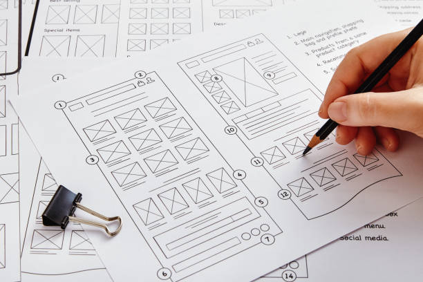 diseñador de ux web de cerca trabajando en el proyecto del sitio web - esquema de página fotografías e imágenes de stock
