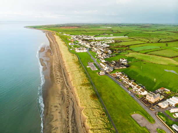 vista aerea della spiaggia del villaggio di allonby nel distretto di allerdale in cumbria, regno unito - scenics coastline uk moss foto e immagini stock