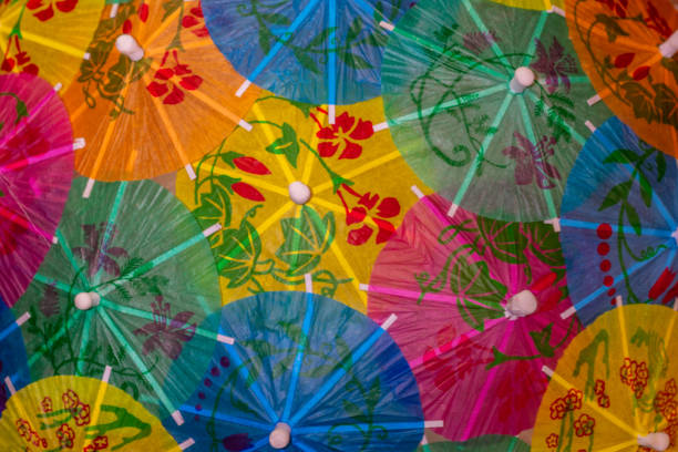 ombrelloni colorati per bevande - drink umbrella umbrella parasol drink foto e immagini stock
