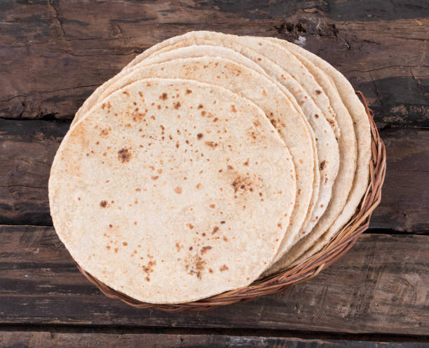 chapati della cucina tradizionale indiana su priorità bassa di legno - unleavened bread foto e immagini stock