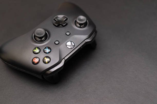 gamepad sem fio para o xbox one na mesa com teclado. controle de jogo xbox preto. - x box 360 - fotografias e filmes do acervo