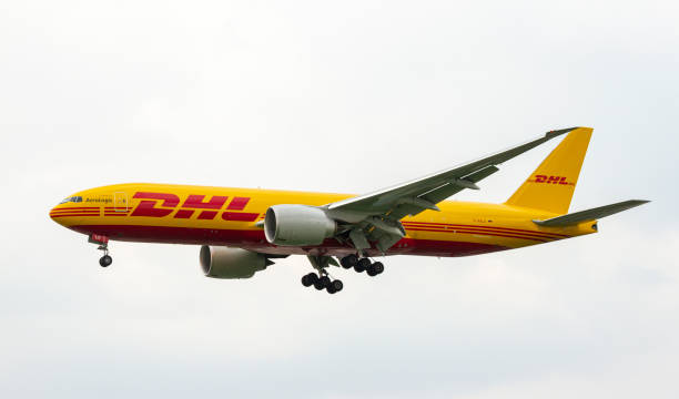 boeing 777-f (reg d-aalo) dhl cargo ląduje na międzynarodowym lotnisku tan son nhat, wietnam. - dhl airplane freight transportation boeing zdjęcia i obrazy z banku zdjęć