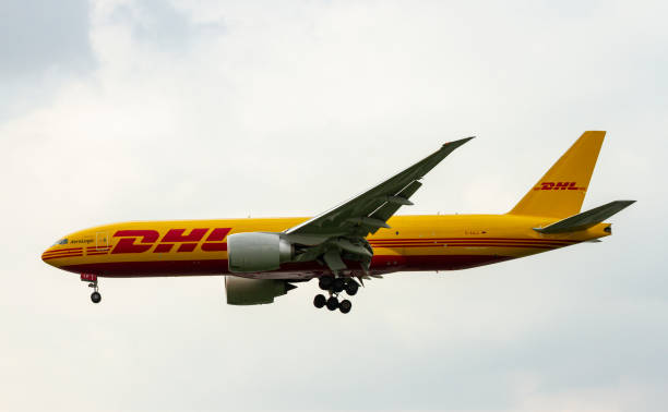 boeing 777-f (reg d-aalo) dhl cargo ląduje na międzynarodowym lotnisku tan son nhat, wietnam. - dhl airplane freight transportation boeing zdjęcia i obrazy z banku zdjęć