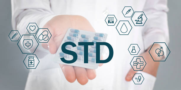 std-prävention. nahaufnahme des arztes mit pillen, abkürzung und verschiedenen icons auf hellem hintergrund, bannerdesign - chlamydia condom sexually transmitted disease sex stock-fotos und bilder