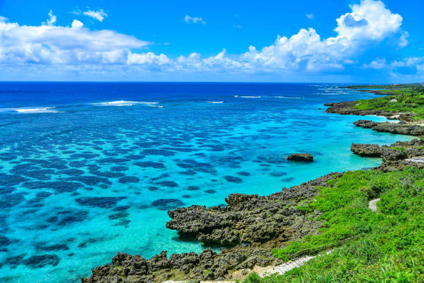 海の色が素晴らしく美しい沖縄の絶景 - sand summer beach vacations ストックフォトと画像