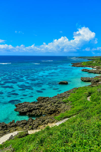 海の色が素晴らしく美しい沖縄の絶景 - sea island ストックフォトと画像