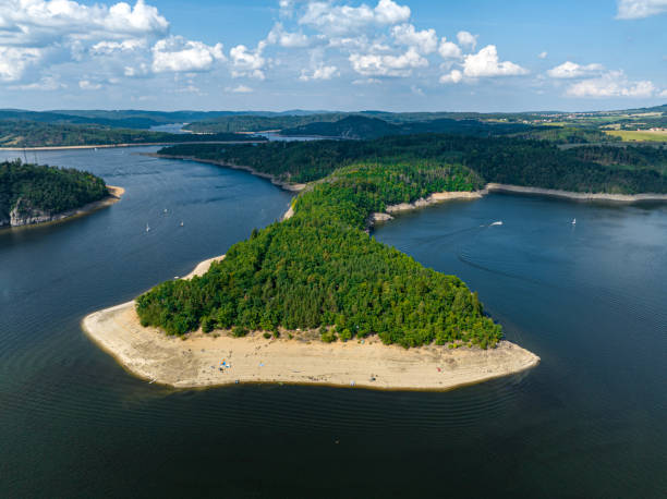 grüne landschaft mit orlík-stausee und booten. blick von oben. - vltava river stock-fotos und bilder