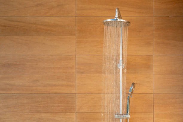 屋外シャワーは、リゾートプールに飛び込む前に、お風呂に向かい、冷たい水を体にシャワーします。 - hotel clean home interior bathroom ストックフォトと画像