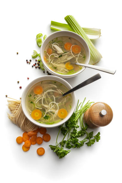 수프: 흰 배경에 고립된 치킨 수프와 재료 - soup carrot celery chicken 뉴스 사진 이미지