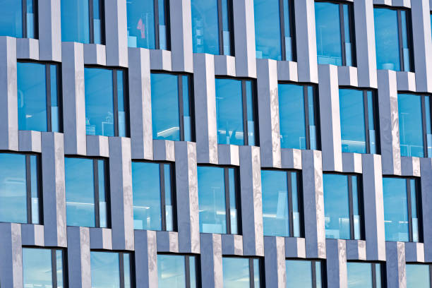 푸른 흐린 날에 취리히 시에 있는 사무실 건물의 현대적인 외관 패턴의 클로즈업. - switzerland tourism wall window 뉴스 사진 이미지