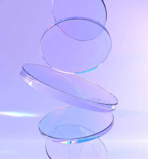 dischi rotondi di cristallo iridescente su sfondo viola geometria astratta rendering 3d, effetto di rifrazione dei raggi in vetro. piastre cerchio trasparente arcobaleno in luce di dispersione, carta da parati moderna - active disk foto e immagini stock
