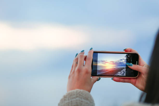 istock take a sunset photo with your phone 1459027874