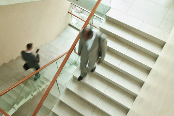 movimiento borroso de dos empleados masculinos multiculturales que abandonan el centro de oficinas - business blurred motion text messaging defocused fotografías e imágenes de stock