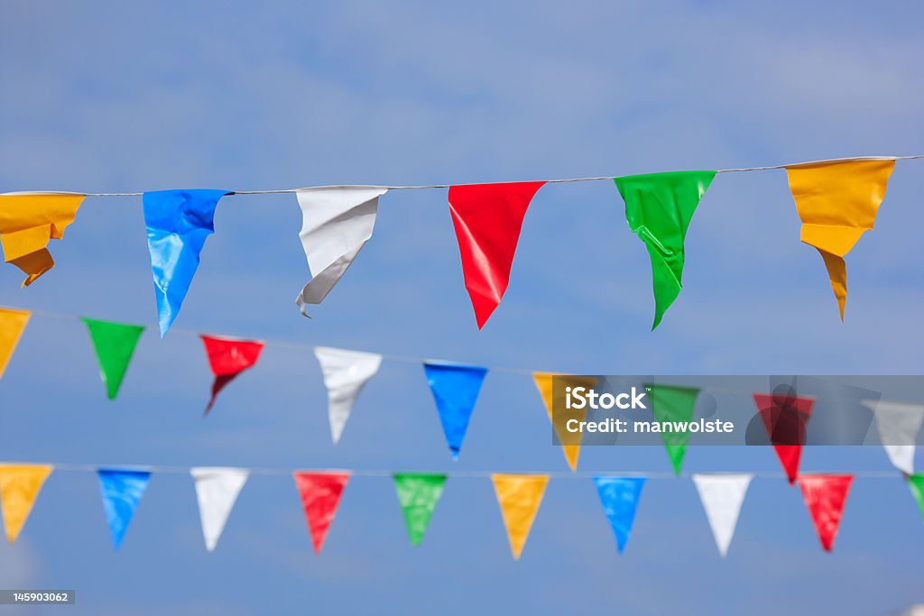 Três linhas de pennants colorido contra o céu azul - Royalty-free Abstrato Foto de stock