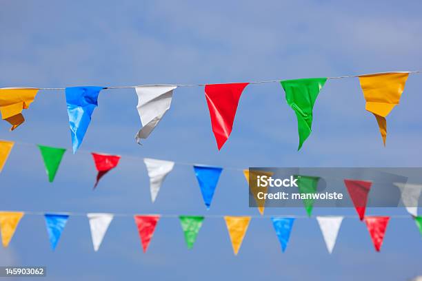 Três Linhas De Pennants Colorido Contra O Céu Azul - Fotografias de stock e mais imagens de Abstrato - Abstrato, Amarrotado, Ao Ar Livre