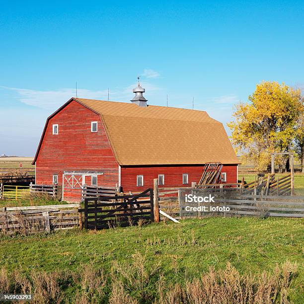 Casa De Quinta Paisagem - Fotografias de stock e mais imagens de Dakota do Norte - Dakota do Norte, Celeiro, Casa