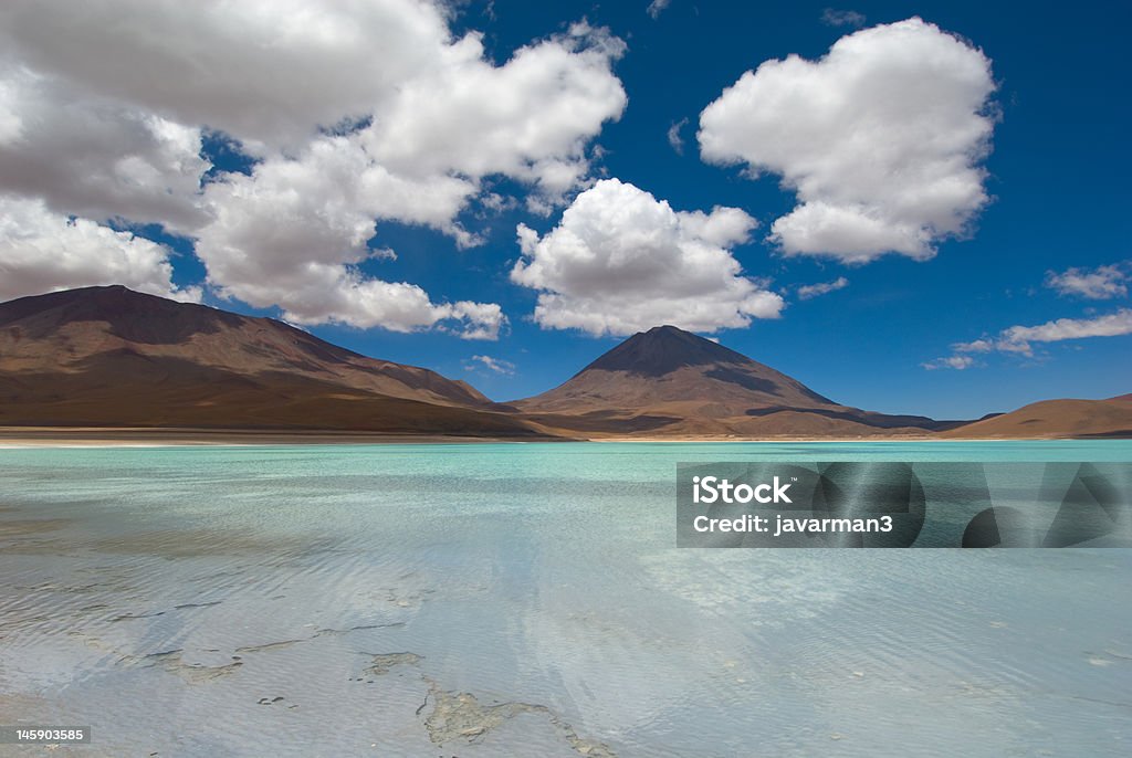 Montagne, reflétant dans le Lac laguna verde, Bolivie - Photo de Altiplano libre de droits