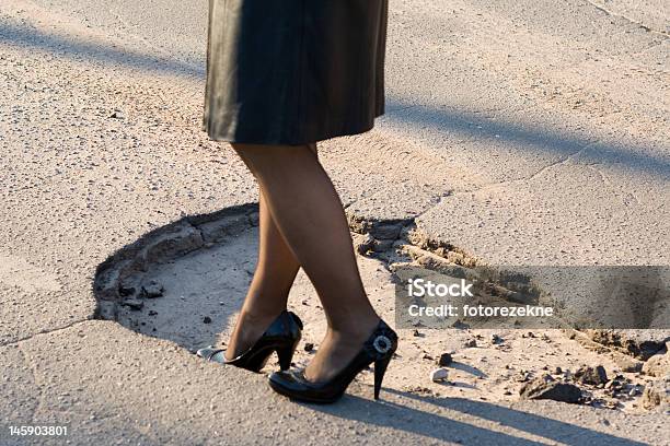 Menina Atravessar Grande Buraco - Fotografias de stock e mais imagens de Buraco de Estrada - Buraco de Estrada, Cruzar, Adulto