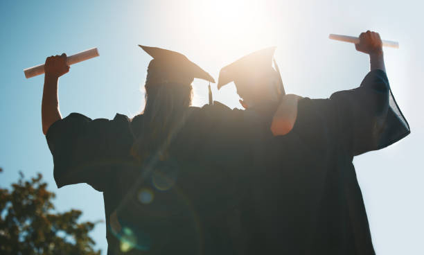 succès, diplômé et amis avec diplôme, câlin et soutien de l’éducation dans une université. remise des diplômes, célébration et étudiants avec certificat du collège pour la réussite à l’école avec soleil - scholarship holder photos et images de collection