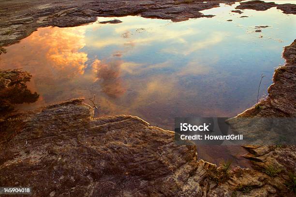 水のプールで嵐雲の反射 - 不吉のストックフォトや画像を多数ご用意 - 不吉, オレンジ色, スペリオル湖