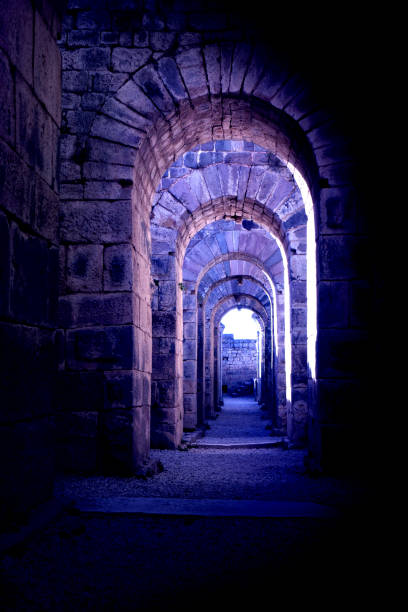 túnel en el antiguo sitio arqueológico griego de pérgamo - ancient greece mediterranean turkey izmir turkey fotografías e imágenes de stock